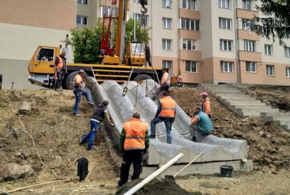 Lakónegyed-felújítás Csíkszeredában: zárul az egyik, kezdődik a másik