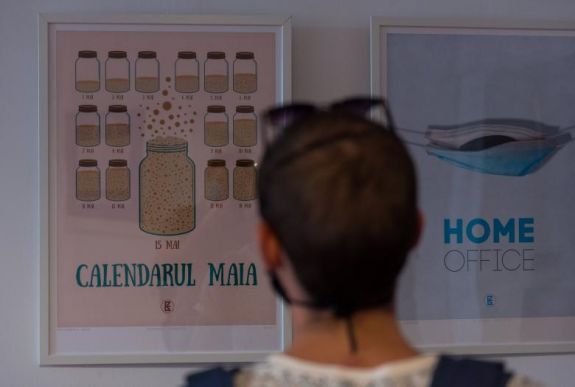 Kovász, vécépapír, lázmérés – plakátokon beszél a romániai járványhelyzetről Benedek Levente képzőművész
