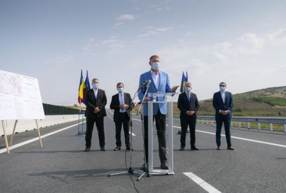 Iohannis jelenlétében nyitották meg az észak-erdélyi autópálya Maroskece-Radnót szakaszát