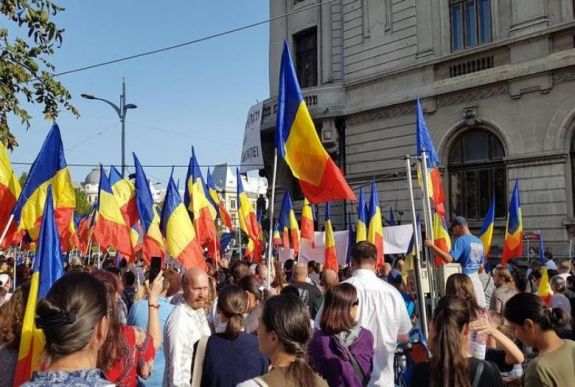 Mintegy háromszázan tüntettek Bukarestben az iskolai maszkviselés ellen