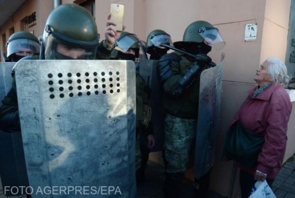 Nem csillapodnak a kedélyek: ismét tízezrek tüntettek Minszkben
