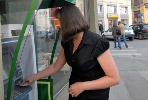 Kétszer annyit nyernek a hazai bankok a lakossági ügyfeleken, mint a vállalatokon