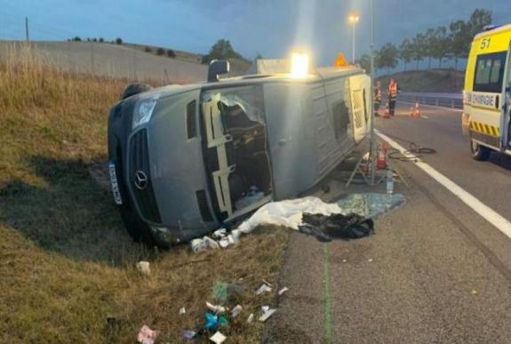 Román turistákat szállító kisbusz szenvedett balesetet egy francia autópályán