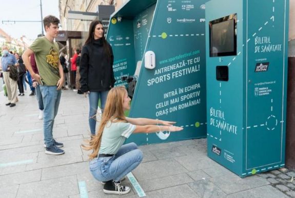 Húsz guggolásért ingyen buszjegy jár egy kolozsvári okosmegállóban
