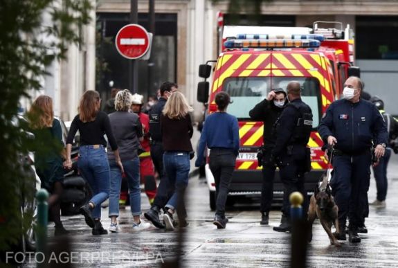 FRISSÍTVE - Lehetséges terrorcselekménynek minősítették a párizsi késes támadást
