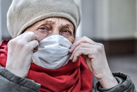 Koronavírus: a fertőzöttek száma 32,75 millió, a halálos áldozatoké 993 ezer a világon