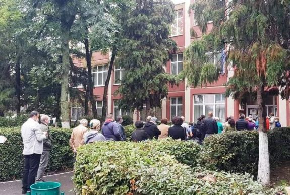 Sorban állnak Marosvásárhelyen, Bihar és Szilágy megye van lemaradva