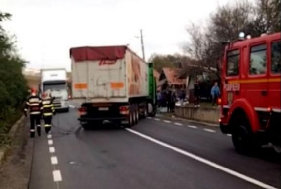 Összeütközött két kamion a Kolozs megyei Pusztatopán
