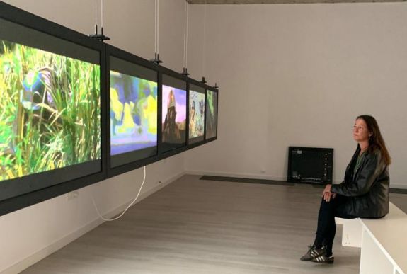 A romániai rendszerváltás mozgóképei is foglalkoztatták – Harun Farocki-kiállítás nyílik Temesváron