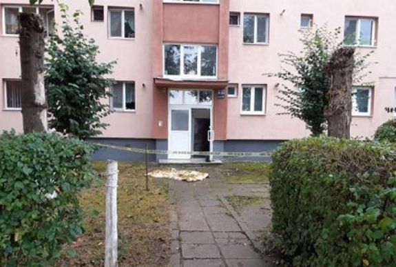 Tragédia Tordán: negyedik emeletről esett ki az idős nő