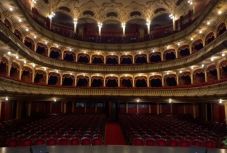 Nem kell maszkot viselniük a színészeknek az újranyitó színházakban