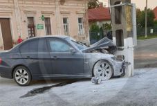 Ittas rendőr hajtott villanyoszlopba Szatmár megyében