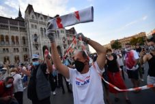 Ezrek alkottak élőláncot Budapesten az SZFE autonómiájáért