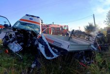 Mentőautó ütközött haszonjárművel Szatmár megyében – ketten meghaltak