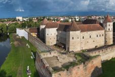 Épül az ország utolsó vizesárokkal körülvett várának tölgyfahídja Fogarason