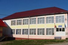 „Eleget voltak otthon a gyerekek” – a járványadatok ellenére megnyitja kapuit a karulyfalvi iskola