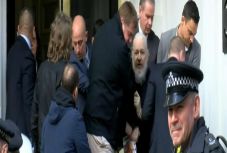 Kustán Magyari Attila: Assange börtönben, Zuckerberg szabadlábon