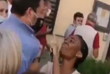 Matteo Salvinire támadt egy bevándorló nő egy kampányeseményen 