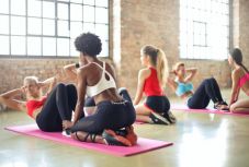 Ezek a gyakorlatok nemcsak a hasizmot erősítik, hanem az emésztést is serkentik