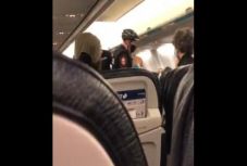 Leszállítottak egy családot a repülőgépről, mert a 19 hónapos kislány nem viselt maszkot