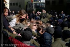 Minszkben a rendőrök már a nőket sem kímélik