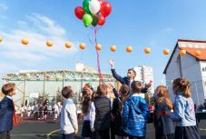 Maszkok mögé rejtett mosolyok – egy csíkszeredai általános iskola tanévnyitóján jártunk