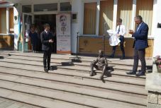 Szobrot állítottak Csíkszeredában a gyermek József Attilának