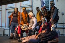 Szabadtéri bemutatóval indítja új évadát a Tamási Áron színház