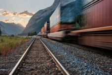 Rendőrségi akció: 68 személyt bírságoltak meg a nem megengedett helyeken való vasúti átkelésért