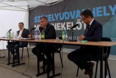 Székelyudvarhelyi polgármesterjelöltek vitája: kitérő válaszokat kapott a hallgatóság