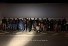 Több mint ötven határsértőt találtak két kamionban Nagylaknál