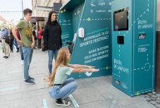 Húsz guggolásért ingyen buszjegy jár egy kolozsvári okosmegállóban