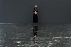 Reflexió-szilánkok: világhírű kortárs művészek tartanak tükröt társadalmunknak Kolozsváron