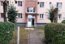 Tragédia Tordán: negyedik emeletről esett ki az idős nő