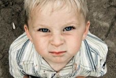 Ordít, őrjöng, rúgkapál? Ezzel a 3 módszerrel megfékezheti gyermeke kirohanásait