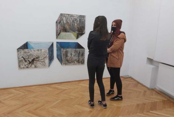 Ládaképek ládaköztársaságból – megnyílt Dóró Sándor kiállítása Csíkszeredában