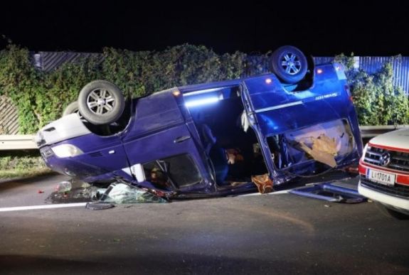 Tíz román állampolgár szorult a felborult kisbusz alá Ausztriában