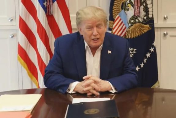 Videón üzent a kórházból Trump, aki orvosai szerint jól van