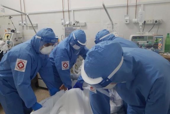 Szakszervezet: az egészségügyi dolgozók fizikailag és szellemileg is kimerültek