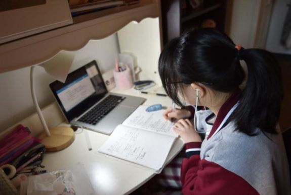 Tovább nőtt azoknak a tanintézeteknek a száma, ahol kizárólag online zajlik az oktatás