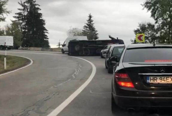 Felborult egy áruszállító jármű Csíkszereda közelében