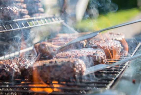 Hamburgerre vágyik? Így készítse el házilag