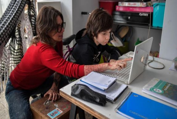 Már kétezerhez közelít az internetre „költözött” iskolák száma