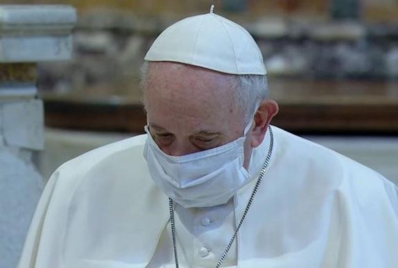 A járványok és háborúk áldozataiért imádkozott, és békét sürgetett Ferenc pápa