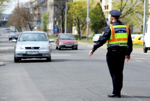 75 lejt találtak egy korrupcióval gyanúsított magyarországi rendőrnél