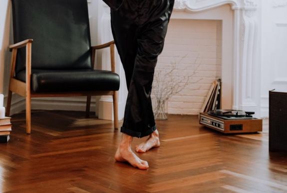 Fényes parkettát szeretne? Használjon fogkrémet a vegyszerek helyett