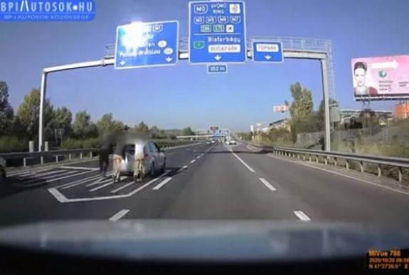 Kész öngyilkosság: az autópályán tolták a kocsit!