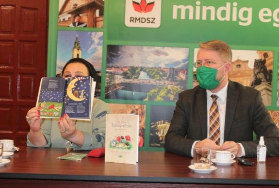 Lélekben gyermeknek maradni – bemutatták Tóth Ágnes legújabb, gyermekverskötetét