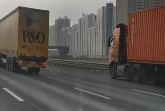 Elhunyt a volánnál a sofőr, kamionja több kilométeren keresztül gurult az autópályán