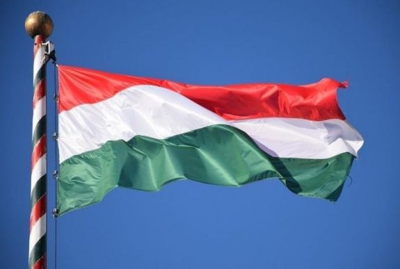 Felvonták a nemzeti lobogót a budapesti parlament előtt – 1956-ra emlékeznek